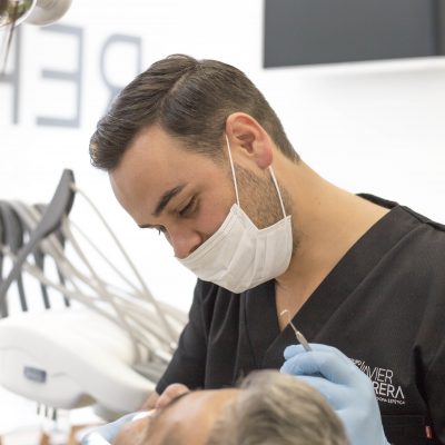 dentista Javier Cabrera trabajando