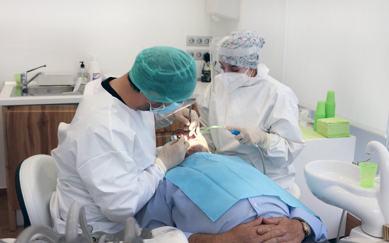 Dentista_Castellon_Javier-cabrera-operacion_Implantes_Dentales_grupo-clinico-javier-cabrera