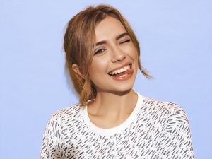Mujer-Sonriendo-Carillas-Dentales-Inmediatas-Clinicas-Cabrera
