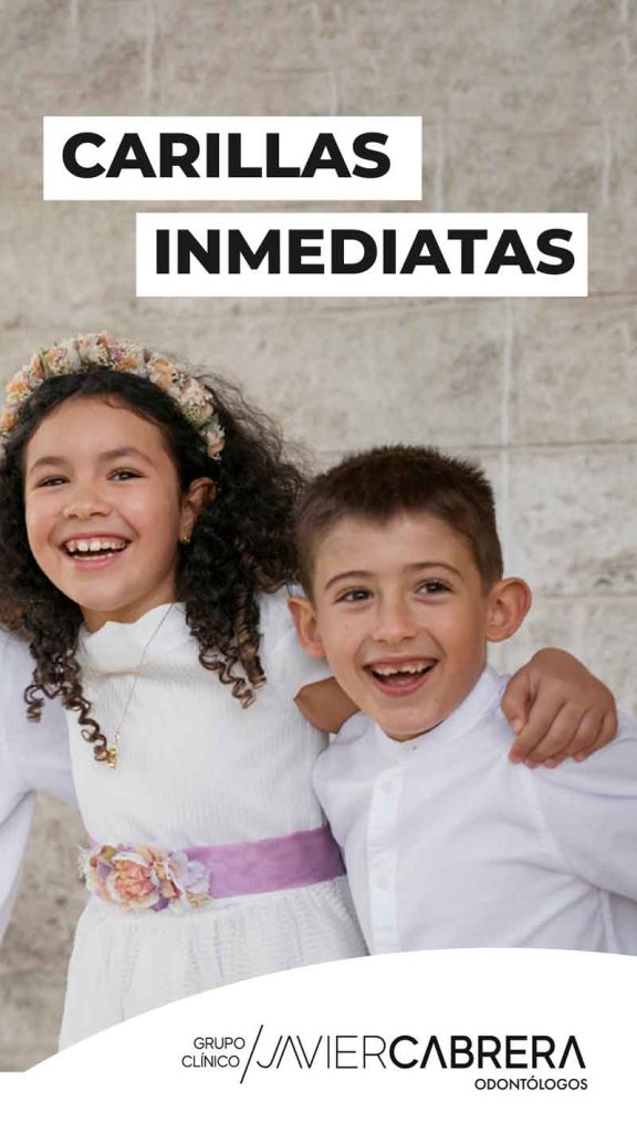 Dos niños sonriendo en el día de su comunión. Con Cartel de carillas inmediatas y el logotipo de Grupo Clínico Javier Cabrera