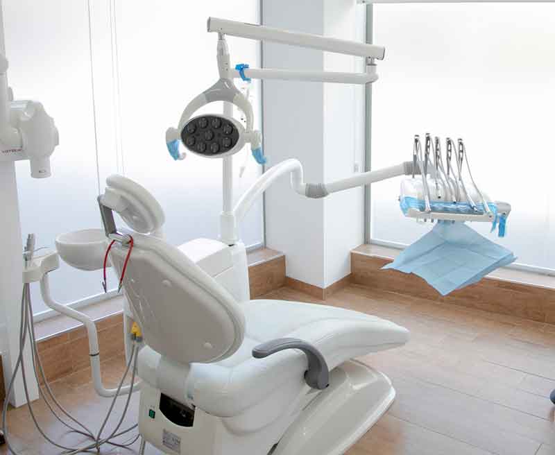 Dentista Almazora Sala de tratamientos. con butaca y cristalera de fondo